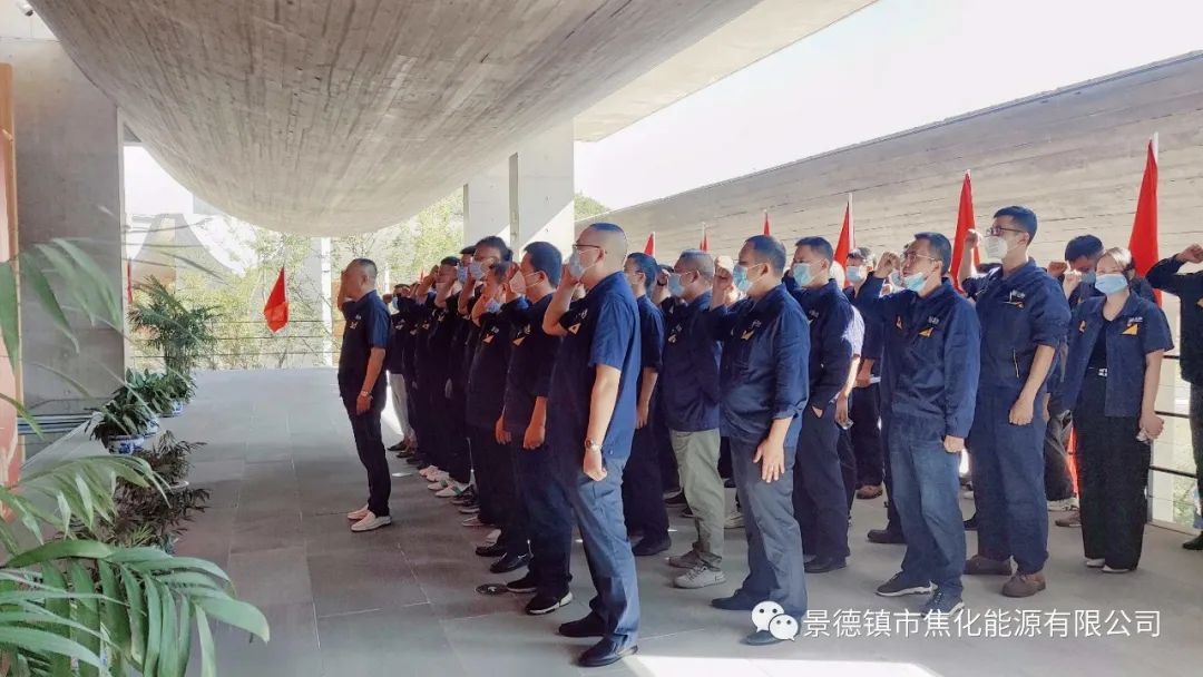 曹達宏帶領(lǐng)全體黨員重溫入黨誓詞.jpg 曹達宏帶領(lǐng)全體黨員重溫入黨誓詞.jpg